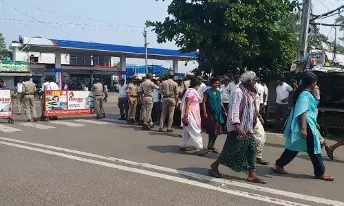 AP: జగన్ సభలతో ప్రజల ముప్పుతిప్పలు AP: జగన్ సభలతో ప్రజల ముప్పుతిప్పలు