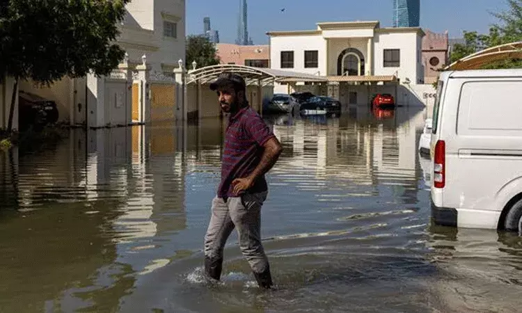 దుబాయ్ లో భారీ వర్షాలు.. విమానాలకు అంతరాయం, మూతపడిన పాఠశాలలు దుబాయ్ లో భారీ వర్షాలు.. విమానాలకు అంతరాయం, మూతపడిన పాఠశాలలు