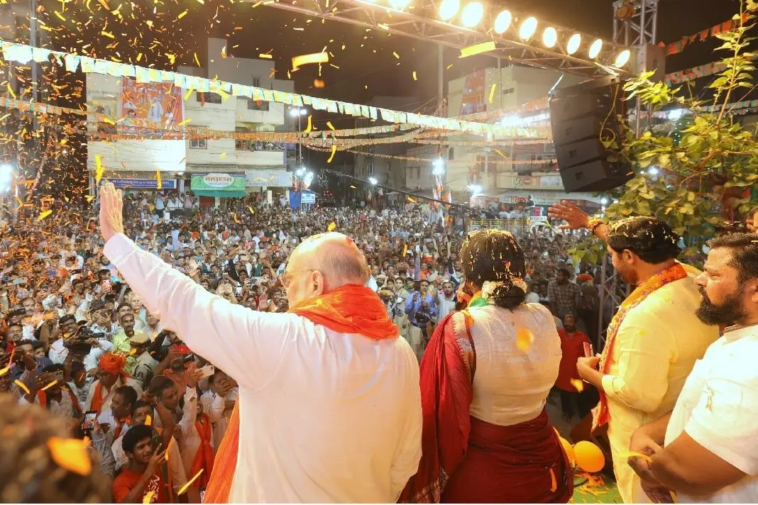 Amit Shah Hyderabad : రజాకార్ల ప్రతినిధి అసదుద్దీన్.. పాతబస్తీలో అమిత్షా ఫైర్ Amit Shah Hyderabad : రజాకార్ల ప్రతినిధి అసదుద్దీన్.. పాతబస్తీలో అమిత్షా ఫైర్