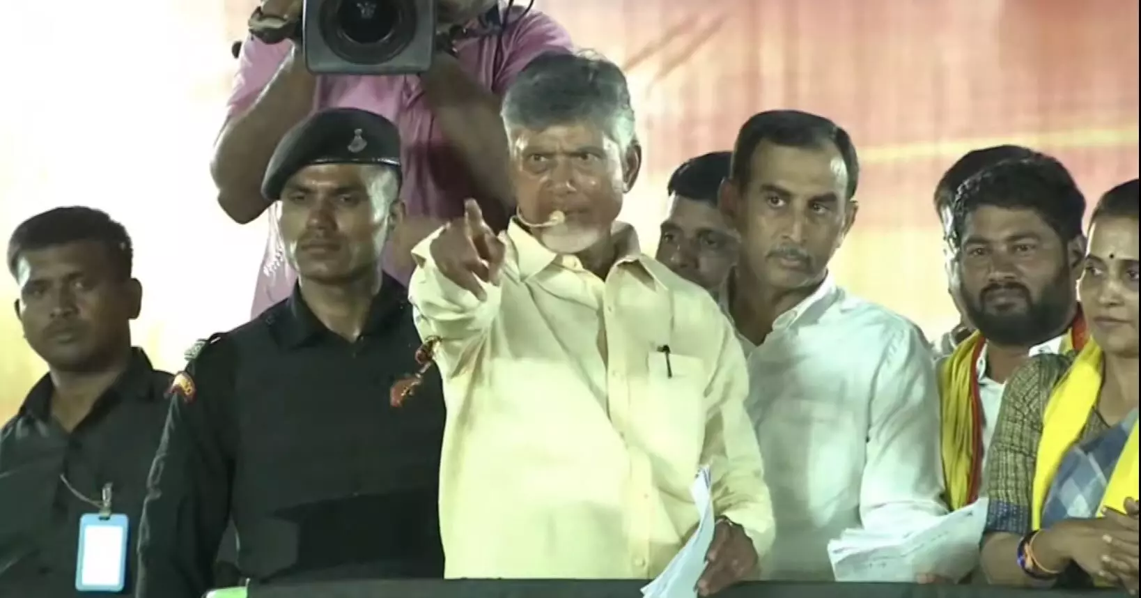 PAWAN: మళ్లీ జగన్ను నమ్మితే ప్రతి ఇంటికి గొడ్డలి గిఫ్ట్ PAWAN: మళ్లీ జగన్ను నమ్మితే ప్రతి ఇంటికి గొడ్డలి గిఫ్ట్