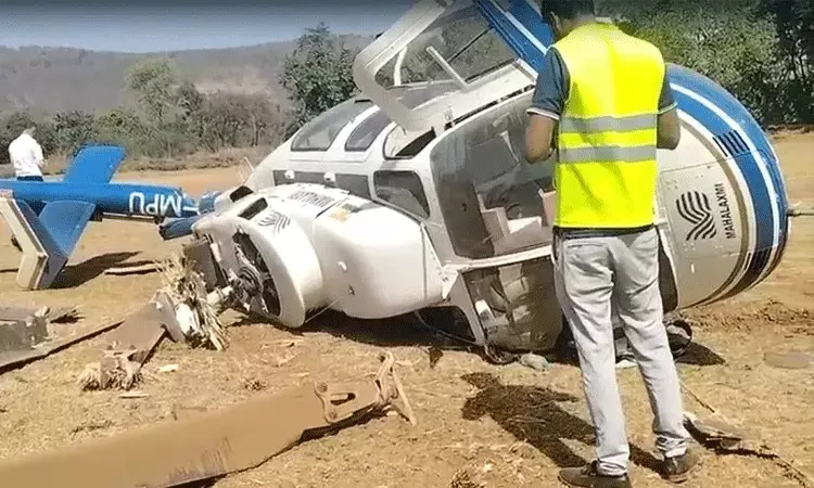 శివసేన వర్గం నాయకురాలిని ఎక్కించుకోవడానికి వచ్చి ల్యాండింగ్ సమయంలో కూలిన హెలికాప్టర్.. శివసేన వర్గం నాయకురాలిని ఎక్కించుకోవడానికి వచ్చి ల్యాండింగ్ సమయంలో కూలిన హెలికాప్టర్..