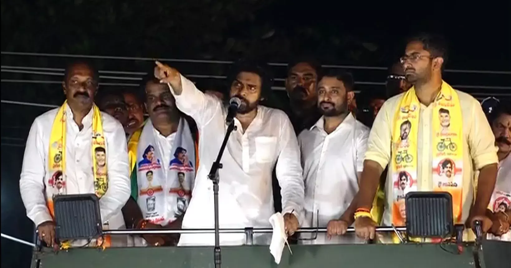 PAWAN: వైసీపీని అధఃపాతాళానికి తొక్కేయాలి: పవన్ PAWAN: వైసీపీని అధఃపాతాళానికి తొక్కేయాలి: పవన్