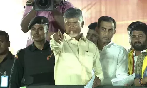 PAWAN: మళ్లీ జగన్ను నమ్మితే ప్రతి ఇంటికి గొడ్డలి గిఫ్ట్ PAWAN: మళ్లీ జగన్ను నమ్మితే ప్రతి ఇంటికి గొడ్డలి గిఫ్ట్