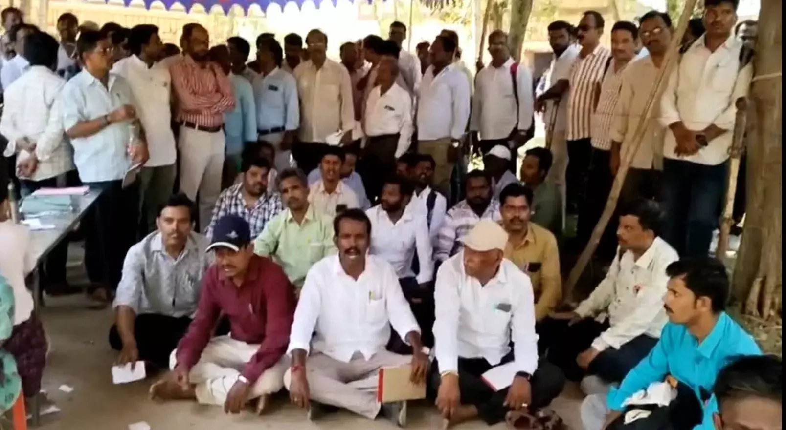 AP: ఏపీలో గందరగోళంగా పోస్టల్ బ్యాలెట్ ఓటింగ్ AP: ఏపీలో గందరగోళంగా పోస్టల్ బ్యాలెట్ ఓటింగ్