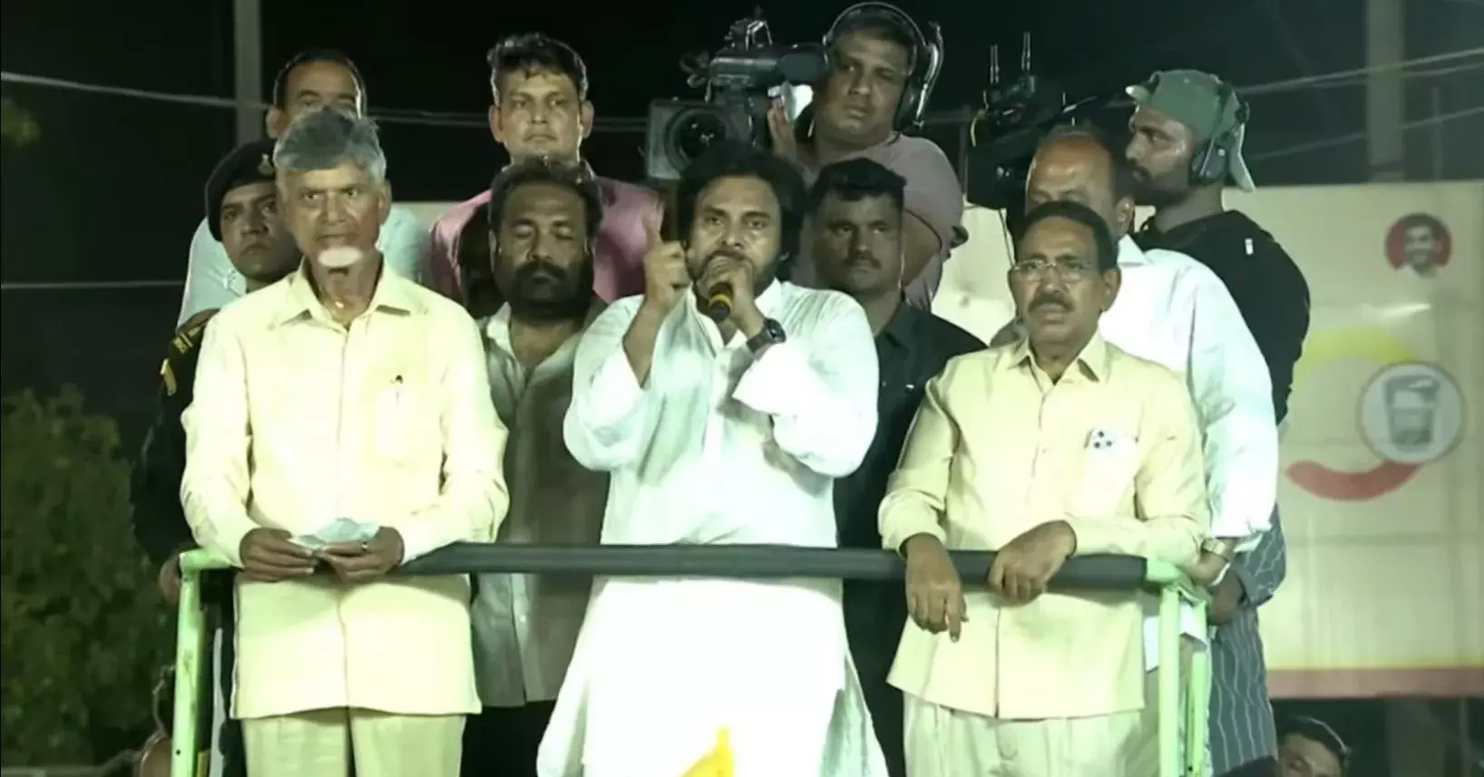 PAWAN: వైసీపీకి ఓటేస్తే... కొరివితో తల గోక్కున్నట్లే