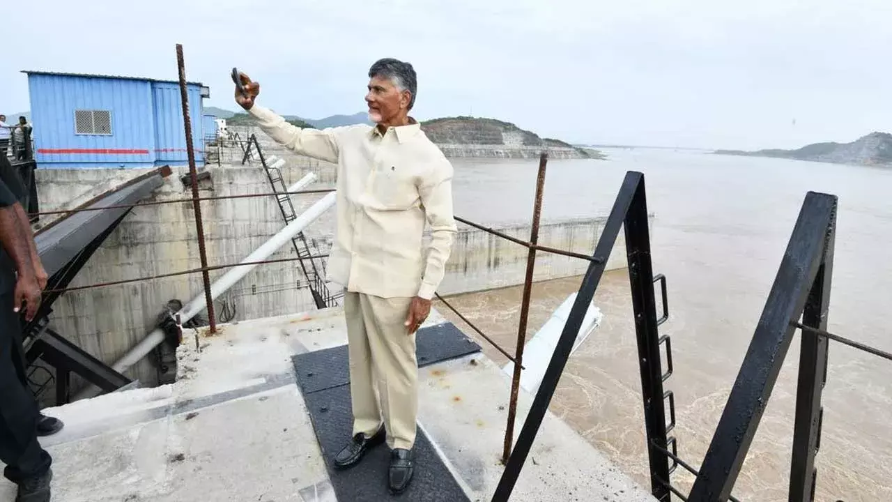 AP : పోలవరం పూర్తి చేసి ప్రతి ఎకరాకు నీళ్లిస్తాం : చంద్రబాబు AP : పోలవరం పూర్తి చేసి ప్రతి ఎకరాకు నీళ్లిస్తాం : చంద్రబాబు