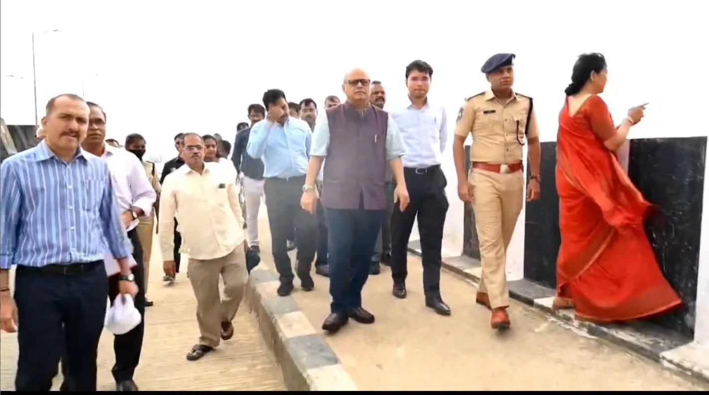 KALESHWARAM: మేడిగడ్డ బ్యారేజీని పరిశీలించిన జస్టిస్ పీసీ ఘోష్ KALESHWARAM: మేడిగడ్డ బ్యారేజీని పరిశీలించిన జస్టిస్ పీసీ ఘోష్