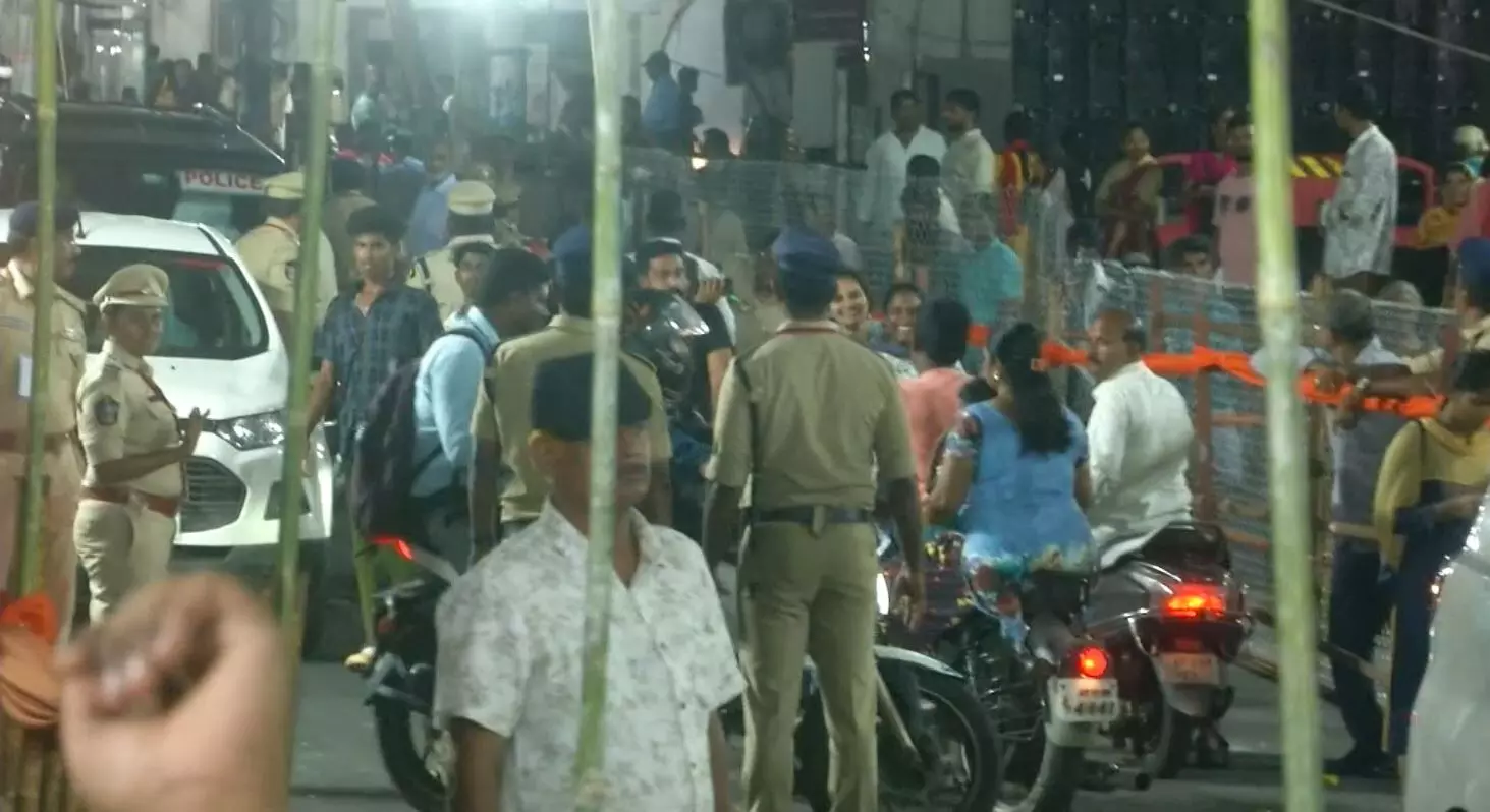 AP: ప్రధాని రోడ్ షోలో భద్రతా వైఫల్యం AP: ప్రధాని రోడ్ షోలో భద్రతా వైఫల్యం