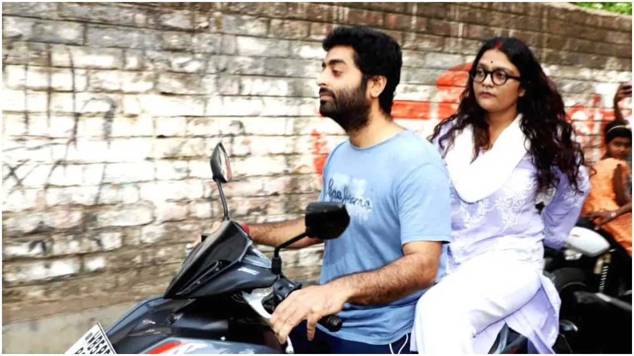 Arijit Singh  : భార్యతో కలిసి అరిజిత్ సింగ్ స్కూటర్ రైడ్.. ముర్షిదాబాద్లో ఓటేసిన కపుల్ Arijit Singh  : భార్యతో కలిసి అరిజిత్ సింగ్ స్కూటర్ రైడ్.. ముర్షిదాబాద్లో ఓటేసిన కపుల్