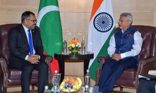 మాల్దీవుల మంత్రి రాయబారం.. చెడిపోయిన సంబంధాలను చక్కదిద్దుకునే ప్రయత్నం మాల్దీవుల మంత్రి రాయబారం.. చెడిపోయిన సంబంధాలను చక్కదిద్దుకునే ప్రయత్నం