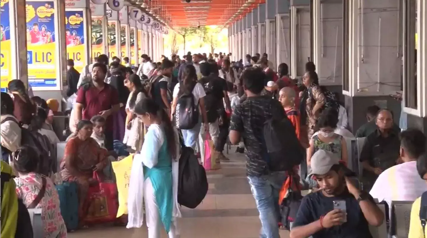 POLLS: ఓట్ల పండుగకు సొంతూళ్లకు ప్రజలు