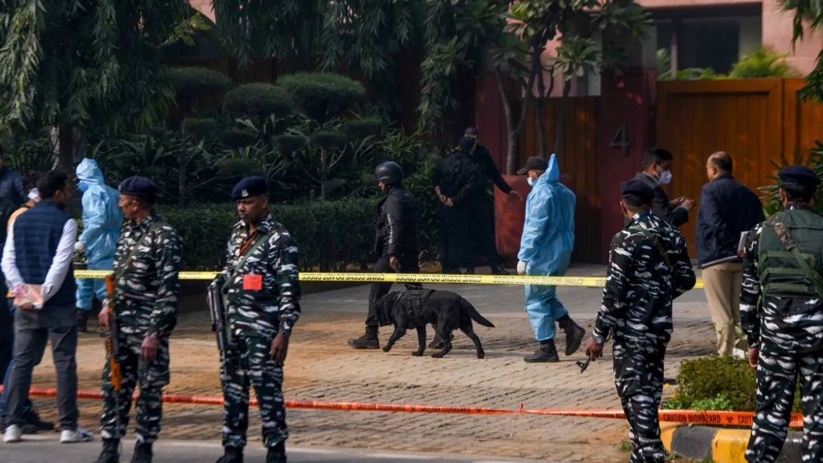 Bomb Threats: ఎన్నికల వేళ దేశంలోని ప్రముఖ విమానాశ్రయాలకు బాంబు బెదిరింపులు Bomb Threats: ఎన్నికల వేళ దేశంలోని ప్రముఖ విమానాశ్రయాలకు బాంబు బెదిరింపులు