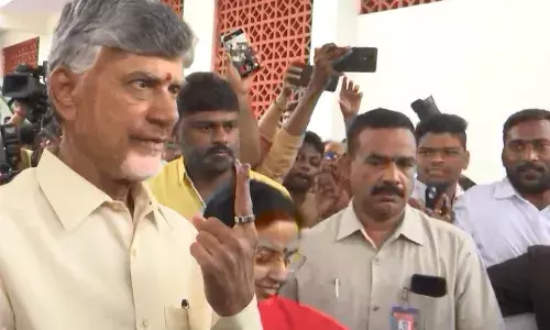 POLLS: ఓటు వేసిన చంద్రబాబు, జగన్‌