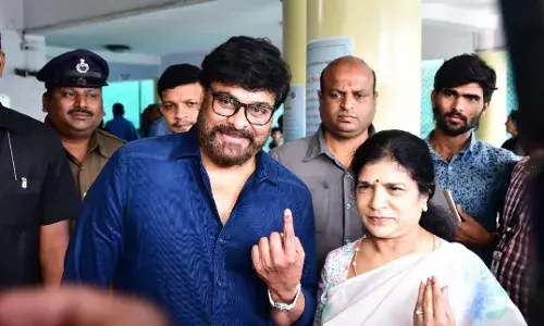 Lok Sabha Elections 2024 : భార్యతో కలిసి ఓటేసిన మెగాస్టార్ Lok Sabha Elections 2024 : భార్యతో కలిసి ఓటేసిన మెగాస్టార్