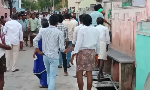 AP: పల్నాడులో రెచ్చిపోయిన వైసీపీ శ్రేణులు AP: పల్నాడులో రెచ్చిపోయిన వైసీపీ శ్రేణులు