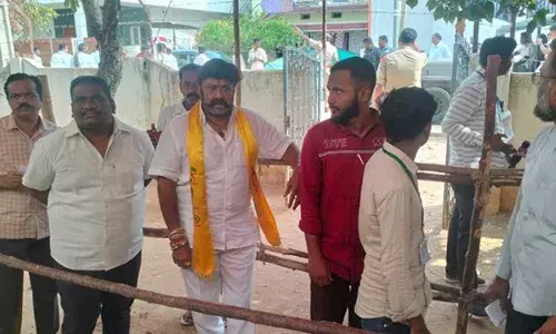 AP : ఏపీలో ఓటు హక్కు వినియోగించుకున్న ప్రముఖులు AP : ఏపీలో ఓటు హక్కు వినియోగించుకున్న ప్రముఖులు