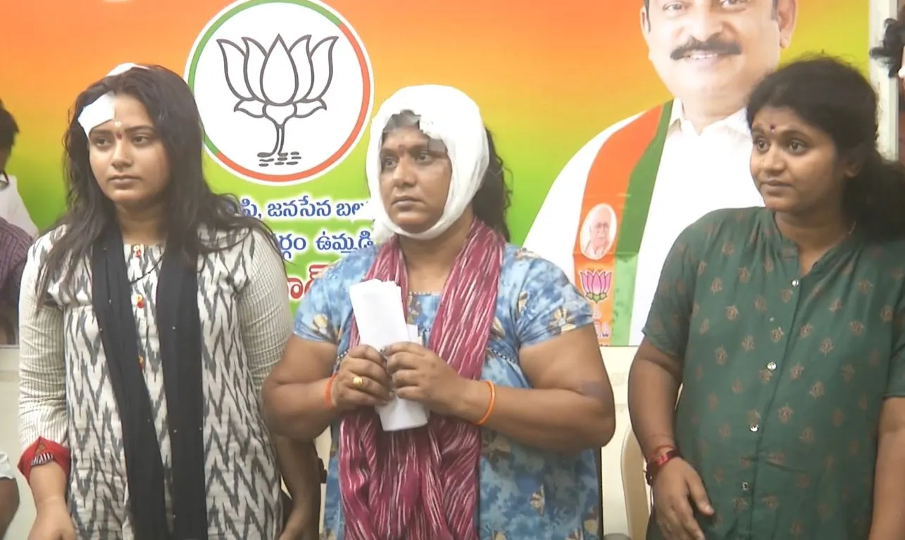 TDP: వైసీపీ దాడులపై భగ్గుమన్న కూటమి నేతలు TDP: వైసీపీ దాడులపై భగ్గుమన్న కూటమి నేతలు