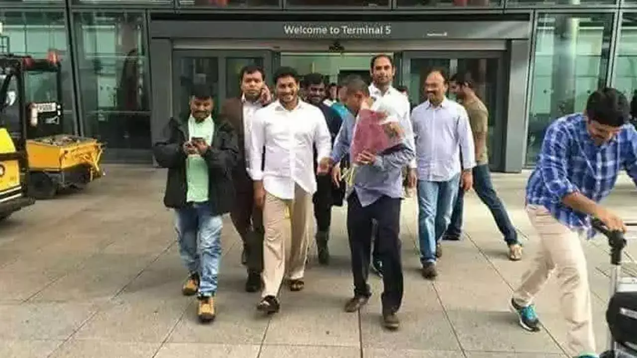 AP : లండన్ చేరిన జగన్.. సెల్ఫీల కోసం ఎగబడిన ఫ్యాన్స్ AP : లండన్ చేరిన జగన్.. సెల్ఫీల కోసం ఎగబడిన ఫ్యాన్స్