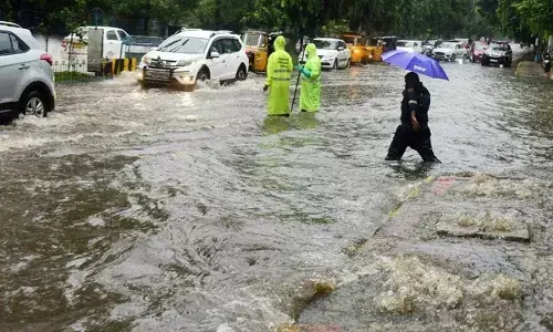 TS : విరిగిన చెట్లు.. రోడ్లకు కోత.. ఎల్బీనగర్ లో వరద బీభత్సం TS : విరిగిన చెట్లు.. రోడ్లకు కోత.. ఎల్బీనగర్ లో వరద బీభత్సం