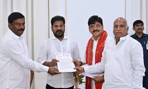 TS : రేవంత్తో బీజేపీ ఎమ్మెల్యేల భేటీ.. ఎందుకంటే..? TS : రేవంత్తో బీజేపీ ఎమ్మెల్యేల భేటీ.. ఎందుకంటే..?