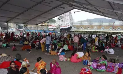 TTD : తిరుమలలో క్యూలైన్లోకి భక్తులను నిలిపివేసిన టీటీడీ TTD : తిరుమలలో క్యూలైన్లోకి భక్తులను నిలిపివేసిన టీటీడీ