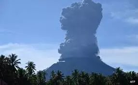 Ibu volcano: ఇండోనేషియాలో బద్ధలైన అగ్నిపర్వతం Ibu volcano: ఇండోనేషియాలో బద్ధలైన అగ్నిపర్వతం