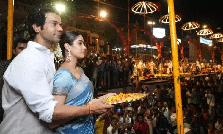 వారణాసి ఘాట్లో గంగా హారతి చేసిన మిస్టర్ & మిసెస్ మహి వారణాసి ఘాట్లో గంగా హారతి చేసిన మిస్టర్ & మిసెస్ మహి