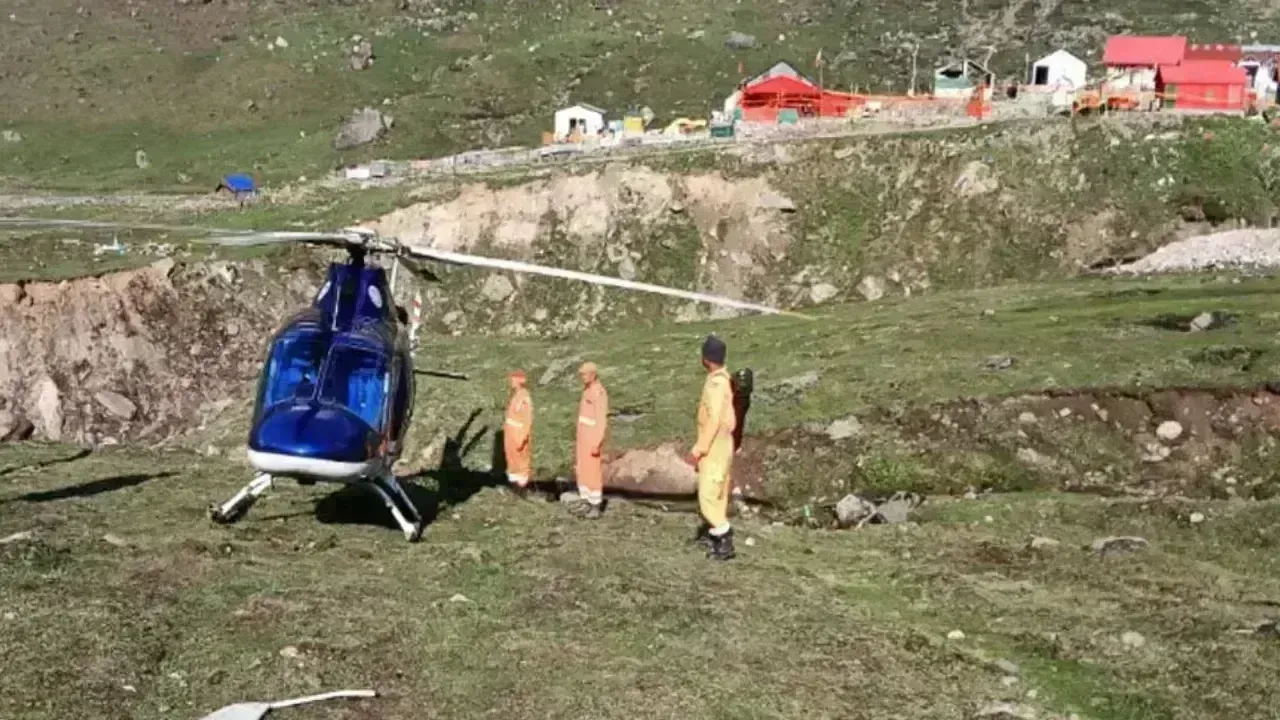 Kedarnath: గాల్లో చక్కర్లు కొట్టిన హెలికాప్టర్.. Kedarnath: గాల్లో చక్కర్లు కొట్టిన హెలికాప్టర్..