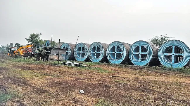 AMARAVATHI: అమరావతి నుంచి విద్యుత్ కేబుళ్ల తరలింపు AMARAVATHI: అమరావతి నుంచి విద్యుత్ కేబుళ్ల తరలింపు