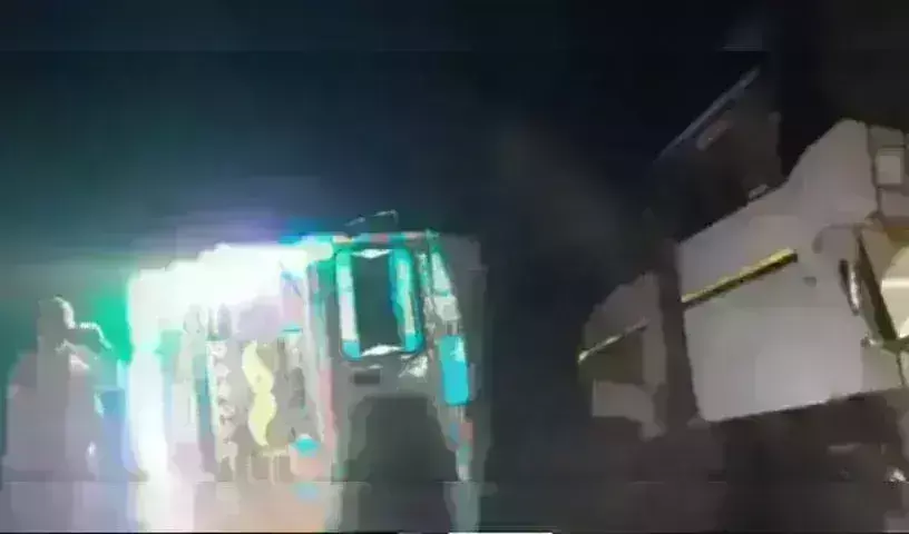 Shahjahanpur:  ప్రయాణికుల బస్సుపై డంపర్ బోల్తా, 11 మంది భక్తులు దుర్మరణం