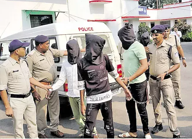 Madhya Pradesh:వాయిస్  మార్చే యాప్‌తో మోసం, ఏడుగురు విద్యార్థినులపై అత్యాచారం