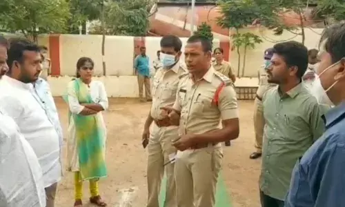 AP: వైసీపీకి వంతపాడిన పోలీసులపై చర్యలు AP: వైసీపీకి వంతపాడిన పోలీసులపై చర్యలు