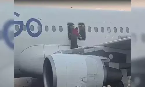 ఢిల్లీ-వారణాసి ఇండిగో విమానానికి బాంబు బెదిరింపు.. ఎమర్జెన్సీ డోర్ ద్వారా ప్రయాణీకులు..