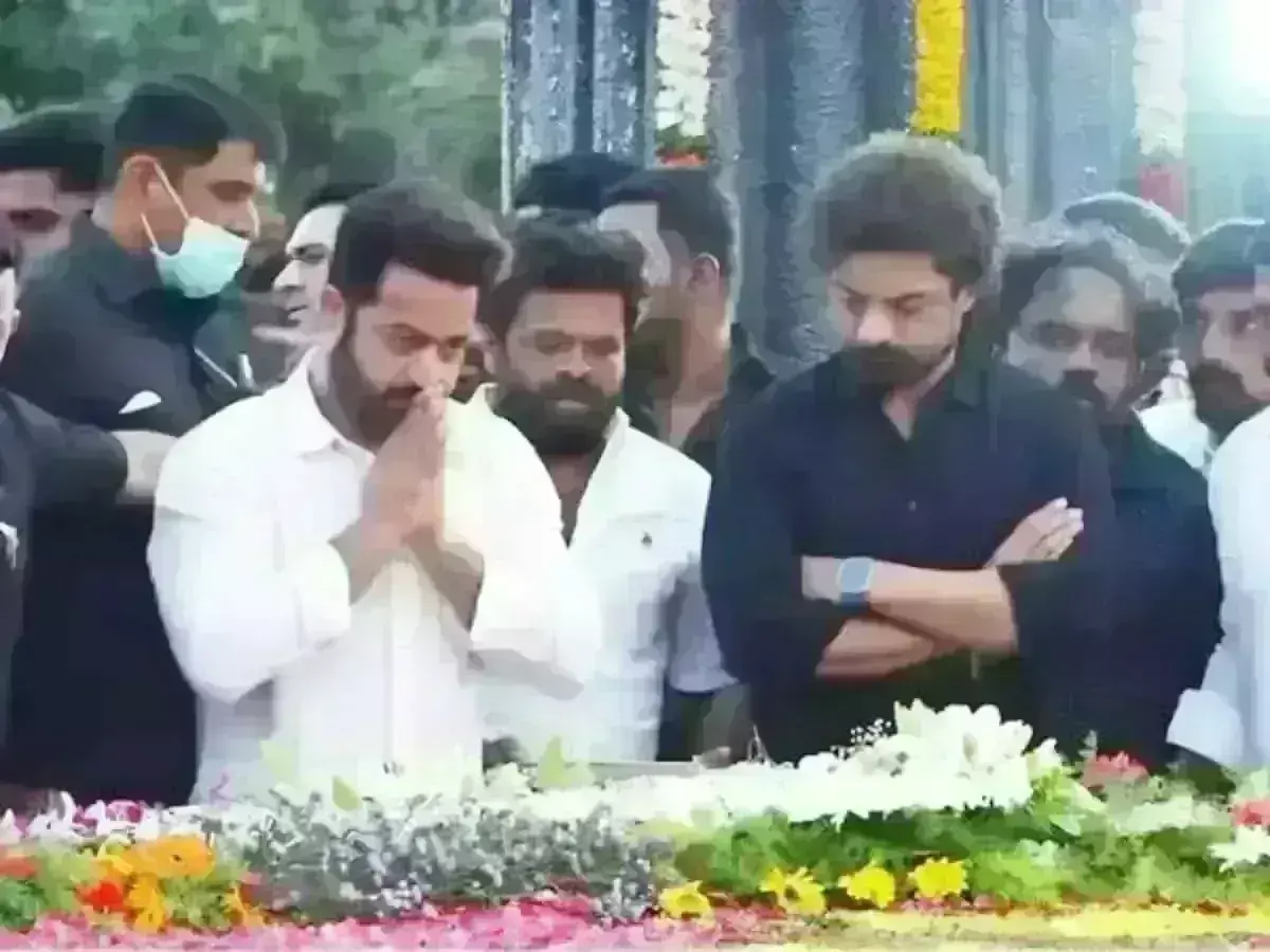 NTR 101 Birth Anniversary : తాత ఎన్టీఆర్కు జూ.ఎన్టీఆర్, కళ్యాణ్ రామ్ నివాళులు NTR 101 Birth Anniversary : తాత ఎన్టీఆర్కు జూ.ఎన్టీఆర్, కళ్యాణ్ రామ్ నివాళులు