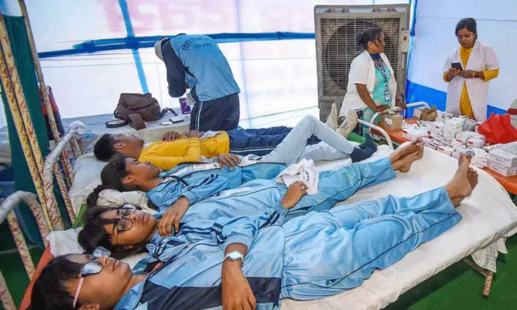 తీవ్రమైన వేడిగాలులు.. స్పృహ తప్పి పడిపోయిన 50 మంది విద్యార్థులు..