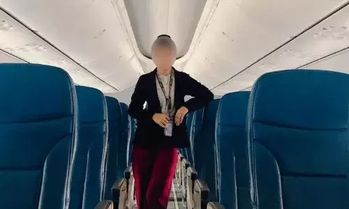 ప్రైవేట్ పార్ట్స్ లో 960 గ్రాముల బంగారం దాచిన ఎయిర్ హోస్టెస్‌.. అరెస్ట్ చేసిన పోలీసులు