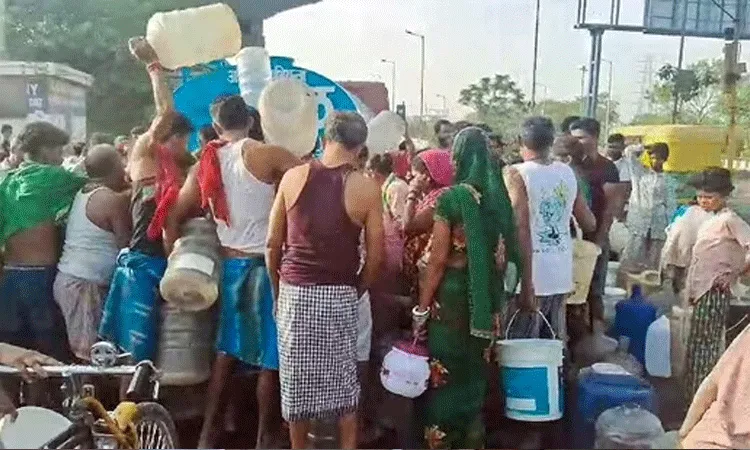దేశ రాజధానిలో నీటి కష్టాలు.. యుపి, హర్యానా, హిమాచల్ నుండి నీటి సరఫరా కోరుతూ SCని ఆశ్రయించిన ఢిల్లీ దేశ రాజధానిలో నీటి కష్టాలు.. యుపి, హర్యానా, హిమాచల్ నుండి నీటి సరఫరా కోరుతూ SCని ఆశ్రయించిన ఢిల్లీ
