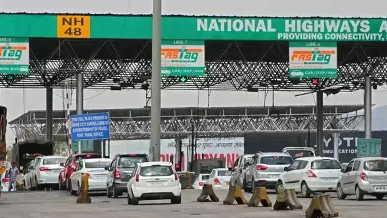 Toll Fee: అమల్లోకి పెరిగిన టోల్ ఛార్జీలు Toll Fee: అమల్లోకి పెరిగిన టోల్ ఛార్జీలు