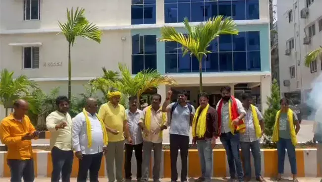 TDP: వైసీపీ కార్యాలయం ముందు టీడీపీ సంబరాలు.. పరారైన వైసీపీ నేతలు