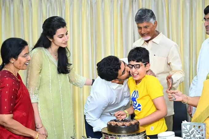 కుటుంబ సభ్యులతో కలిసి చంద్రబాబు సంబరాలు..