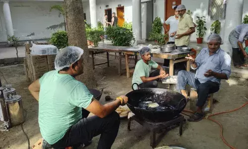 ఓట్ల లెక్కింపుకు ముందే ఎవరి లెక్కలు వారివి.. కాంగ్రెస్, బీజేపీ కార్యాలయాల్లో మిఠాయిల తయారీ..