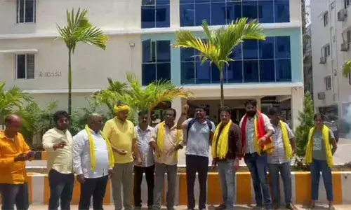 TDP: వైసీపీ కార్యాలయం ముందు టీడీపీ సంబరాలు.. పరారైన వైసీపీ నేతలు
