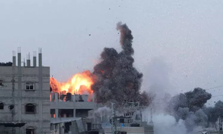 గాజా పాఠశాలపై ఇజ్రాయెల్ వైమానిక దాడి.. 27 మంది  మృతి