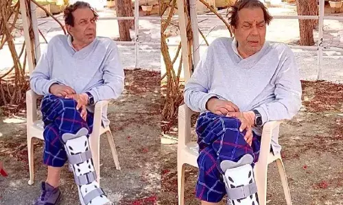 Zakhmi Sher : కాలికి ప్లాస్టర్తో వీడియోను పంచుకున్న ధర్మేంద్ర Zakhmi Sher : కాలికి ప్లాస్టర్తో వీడియోను పంచుకున్న ధర్మేంద్ర