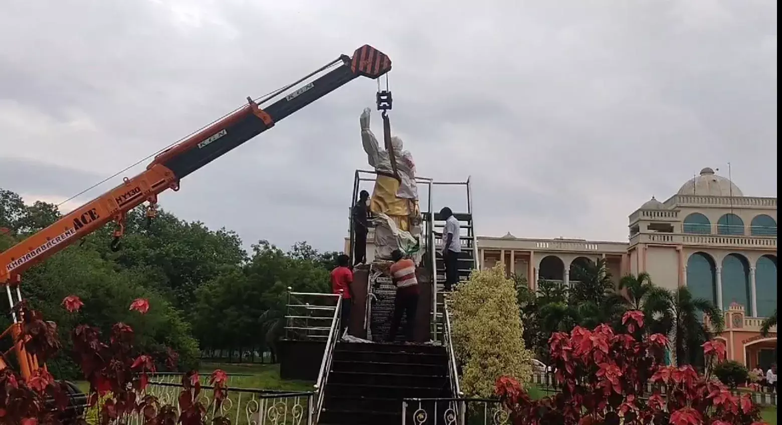 AP: అచార్య నాగార్జున యూనివర్సిటీలో వైఎస్‌ విగ్రహం తొలగింపు
