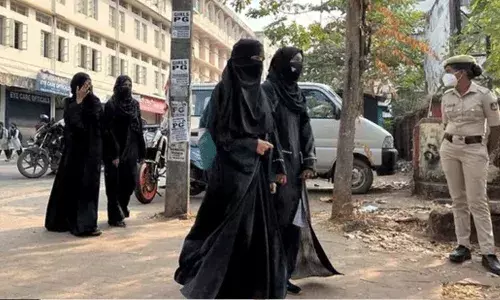 కాలేజీలో హిజాబ్ నిషేధం.. రిజైన్ చేసిన అధ్యాపకురాలు కాలేజీలో హిజాబ్ నిషేధం.. రిజైన్ చేసిన అధ్యాపకురాలు