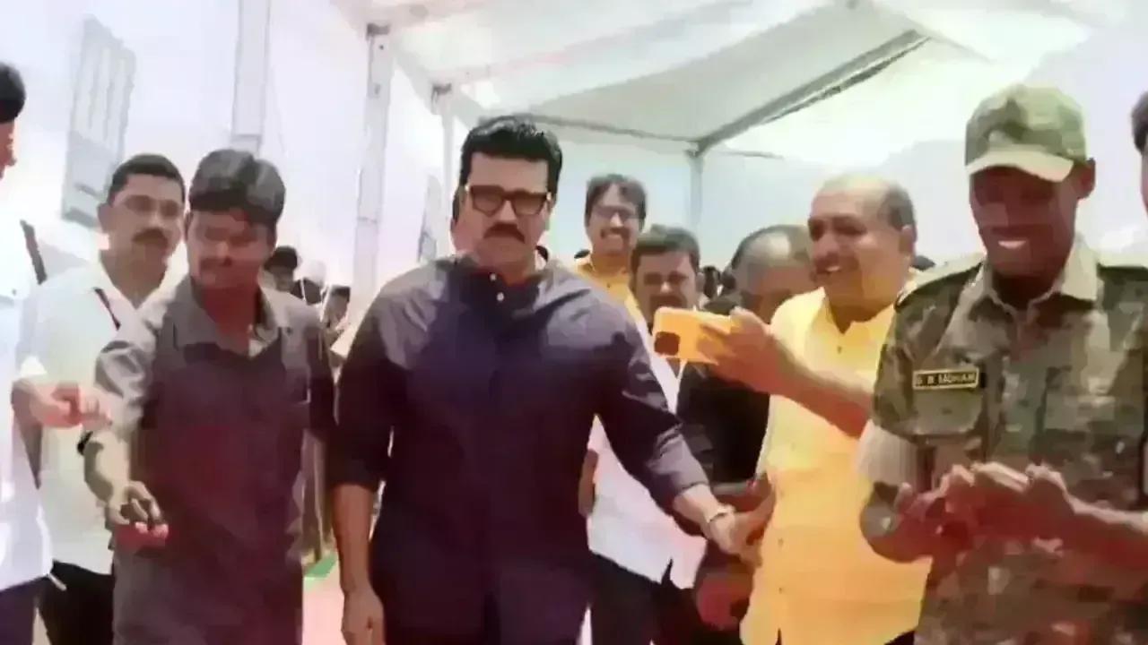 Andhra CM Event : సెల్ఫీ అడిగిన వ్యక్తిన తోసేసిన రామ్ చరణ్..! Andhra CM Event : సెల్ఫీ అడిగిన వ్యక్తిన తోసేసిన రామ్ చరణ్..!