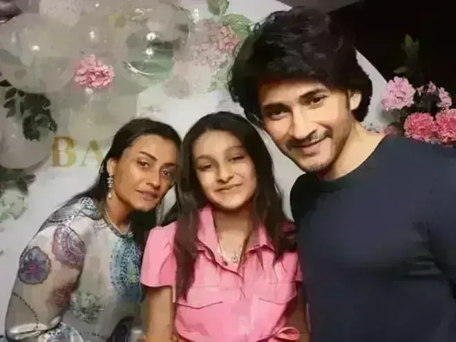 Vacay mode: ఫ్యామిలీతో హైదరాబాద్ ఎయిర్ పోర్ట్ లో కనిపించిన సూపర్ స్టార్ Vacay mode: ఫ్యామిలీతో హైదరాబాద్ ఎయిర్ పోర్ట్ లో కనిపించిన సూపర్ స్టార్