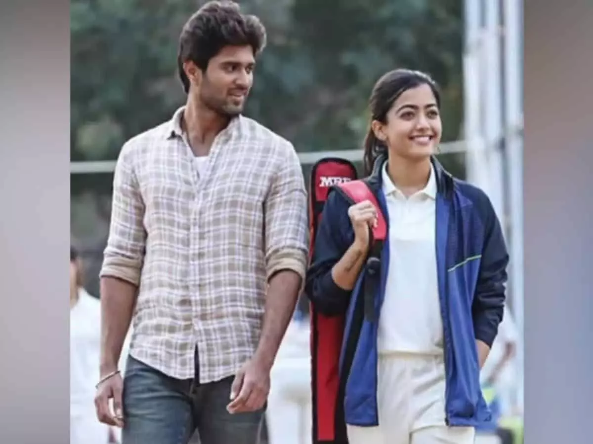 Vijay Deverakonda : డియర్ కామ్రేడ్ నుండి రష్మికతో కలిసి ఫొటో షేర్ చేసిన రౌడీ హీరో Vijay Deverakonda : డియర్ కామ్రేడ్ నుండి రష్మికతో కలిసి ఫొటో షేర్ చేసిన రౌడీ హీరో