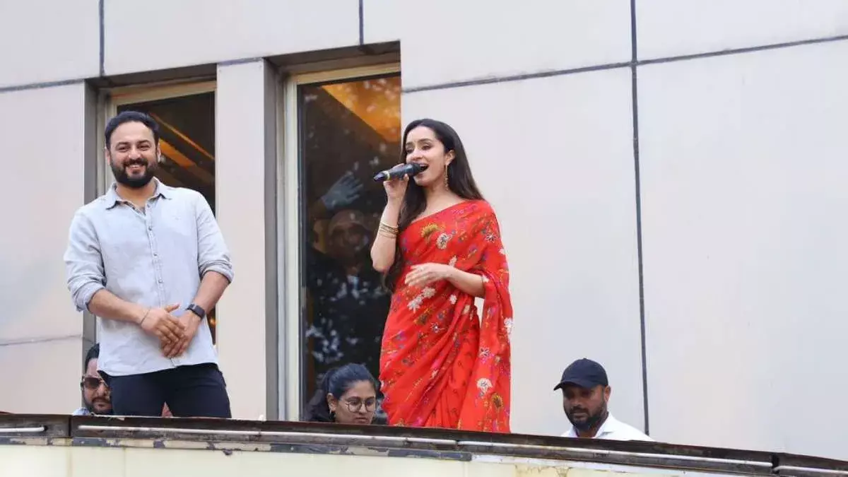 Stree 2: ఎరుపు రంగు చీరలో అభిమానులను ఆకర్షించిన శ్రద్ధా కపూర్ Stree 2: ఎరుపు రంగు చీరలో అభిమానులను ఆకర్షించిన శ్రద్ధా కపూర్